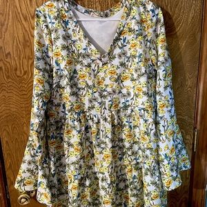 Flowy flower dress, 70s style.